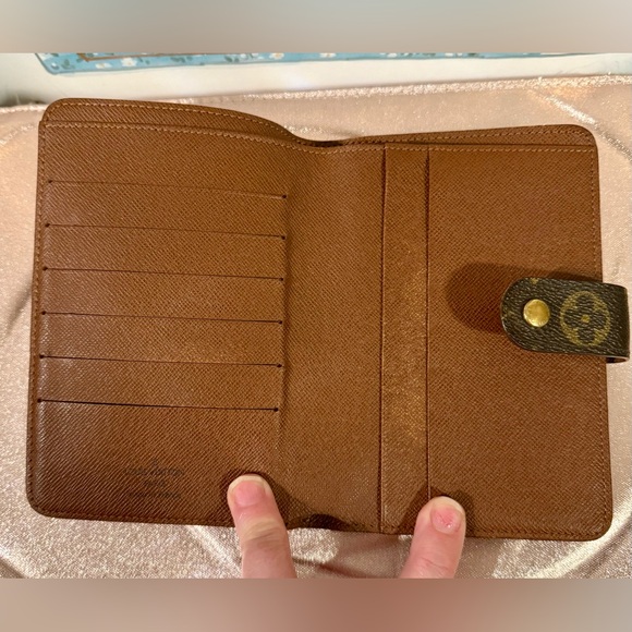 Louis Vuitton Monogram Compact Wallet. Good vintage condition! - Picture 7 of 10